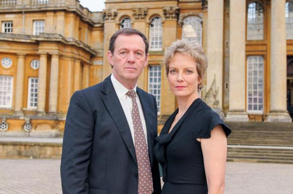 Bild 1 von 15: Im Bild: Kevin Whately (Robert Lewis), Jenny Seagrove (Cecile Rattenbury).