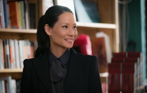 Bild 1 von 9: Als eine reiche Frau ermordet wird, vermuten Holmes und Watson (Lucy Liu), dass ihr Testament der Grund sein könnte. Denn die Dame hinterließ ihr Anwesen ihrem Hund, statt ihren Kindern. Der Fall entwickelt sich jedoch anders als erwartet ...
