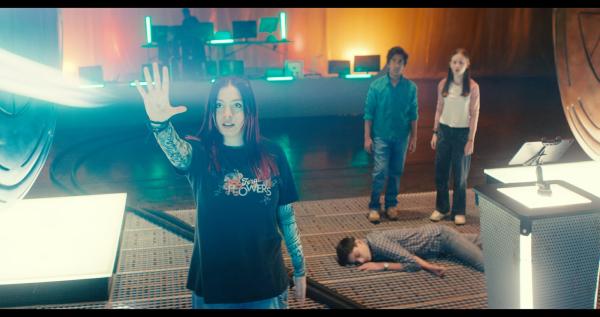 Bild 1 von 6: Die Libellen haben die dritte Challenge verloren, und Louis (Oliver Cunliffe, auf Boden) ist bewusstlos. Glen (Krish Misra, 2.v.r.) und Meg (Katy Byrne, r.) sind verblüfft, dass Kaz (Maiya Silveston, l.) es schafft, das Artefakt zu stoppen, als es ihnen das Gedächtnis löschen will.