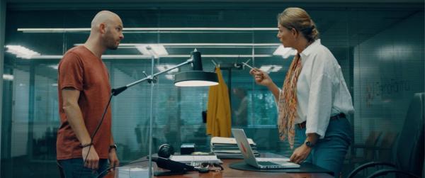 Bild 1 von 3: Thomas (Stan Van Samang) diskutiert mit Patricia (Emilie De Roo).