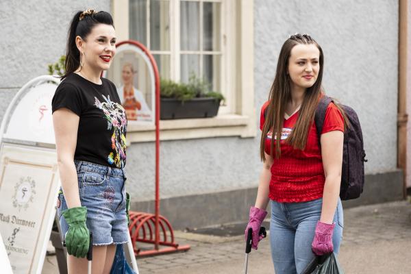 Bild 1 von 5: Tina (Anita Eichhorn, links) und Maja (Godiva Adela, rechts) sammeln Müll während Ramadama.