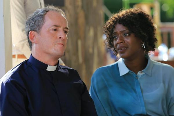 Bild 1 von 5: Matthew Dawson (Dominic Coleman) hatte eine Auseinandersetzung mit dem Opfer. Wenn Victor Pearce zum Bürgermeister gewählt worden wäre, hätte er die Zuschüsse für das Waisenhaus gestrichen. Matthew und Judith Dawson (T?Nia Miller) hätten dann eine neue Unterkunft für die Waisenkinder finden müssen, was ihnen große Sorgen bereitete.