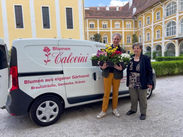 Bild 1 von 12: Im Bild: Johann-Philipp Spiegelfeld mit Floristin Helga Calovini.