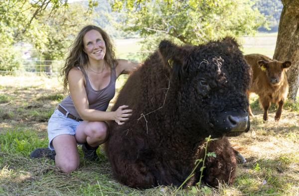 Bild 1 von 5: Laura Alena Schmid hält Galloway-Rinder am Rand der Schwäbischen Alb.