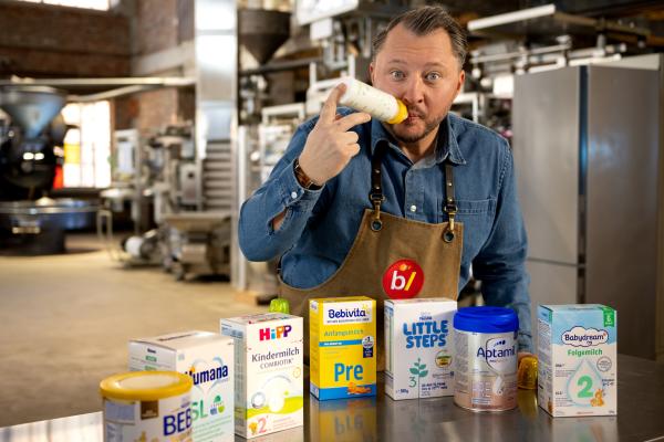 Bild 1 von 5: In seiner Werkstatt baut Sebastian Lege Pre-Milchpulver für Säuglinge nach.
