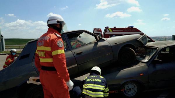 Bild 1 von 2: Bei einem Unfall auf der E85 kommen die Autos nur knapp an den Beamten vorbei. Regelmäßig werden rumänische Rettungskräfte deswegen Opfer von unaufmerksamen Fahrern.