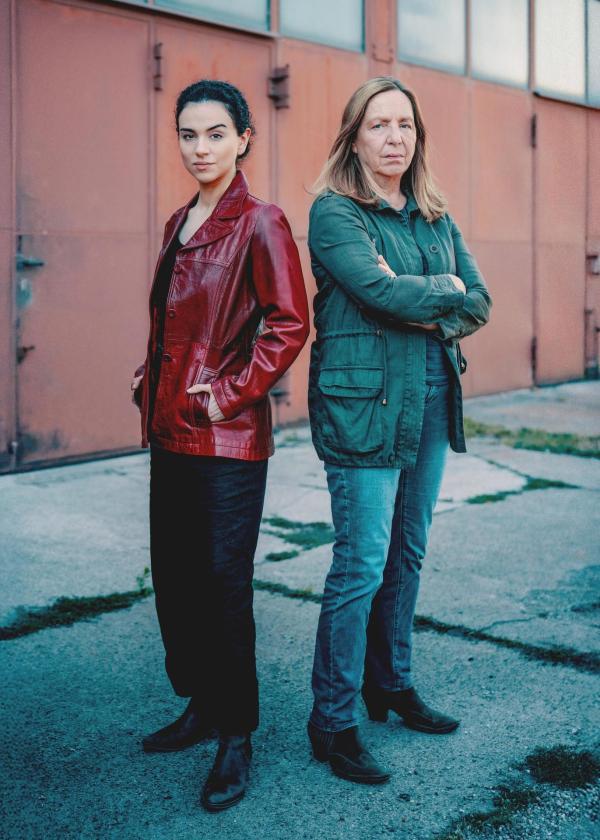 Bild 1 von 2: Im Bild: Susi Stach (Gerti Bruckner), Mariam Hage (Heidi Mai).