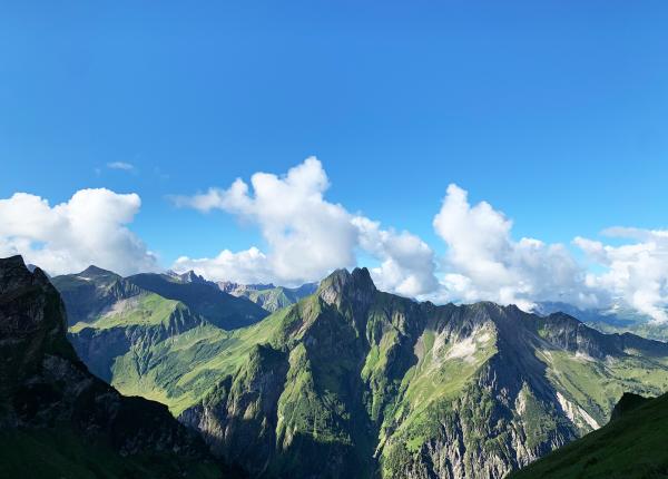 Bild 1 von 1: Die Allgäuer Grasberge, mit der Höfats in der Mitte.