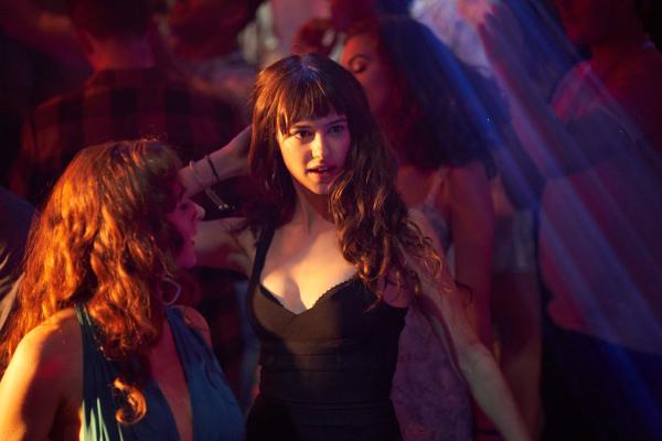 Bild 1 von 5: Die stille Außenseiterin Marianne (Daisy Edgar-Jones, M.) hat üblicherweise kein Interesse an Partys. Als sie erstmals bei einer Feier auftaucht, sorgt ihr unerwartet glamouröses Auftreten für Aufsehen.