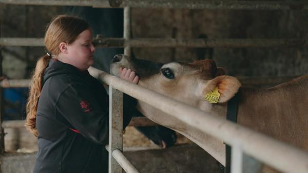 Bild 1 von 3: Die zehnjährige Georgie lebt mit ihrer Familie auf einer Farm in Irland. Sie hat einen besonderen Bezug zu all ihren Tieren, am meisten jedoch mag sie das Kalb Khaleesi. Mit ihm nimmt sie regelmäßig an Kuh-Shows teil, bei denen die schönsten Kühe gekürt werden.