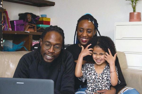 Bild 1 von 5: Miles, Portia und Noma (v.l.) bei einem Videoanruf: Alle drei freuen sich, ihre Familie zu sehen, auch wenn es \