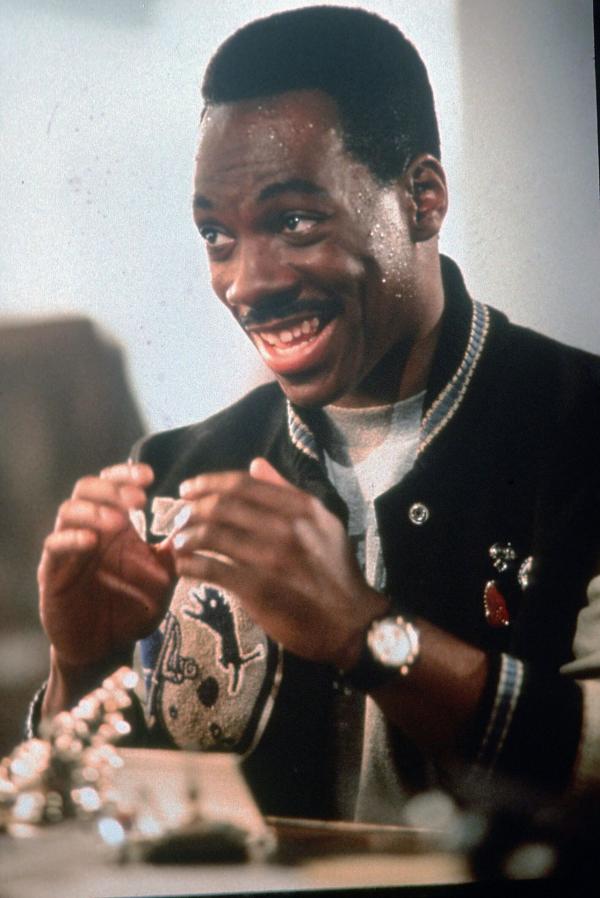 Bild 1 von 11: Detroit-Cop Axel Foley (Eddie Murphy) erhält einen Hilferuf von seinem Kumpel aus Beverly Hills. Gemeinsam ermitteln sie gegen den Waffenhändler Dent und dessen Partnerin Karla ...