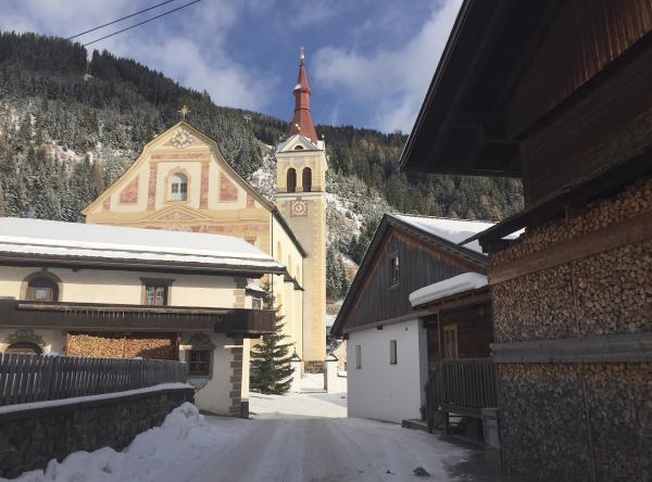 Bild 1 von 1: Blick auf die Kirche St. Ulrich in Obertilliach im hinteren Lesachtal.