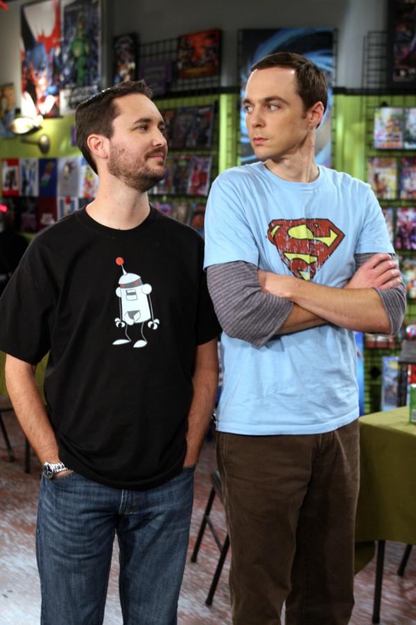 Bild 1 von 22: Im Comicbuchladen findet ein Karten-Turnier statt. Weil Raj unbedingt das Preisgeld gewinnen will, bittet er Sheldon (Jim Parsons, r.), mit ihm daran teilzunehmen. Zuerst hat Sheldon kein Interesse, da für ihn das Spiel keine Herausforderung darstellt. Aber dann erfährt er, dass sein Erzfeind Wil Wheaton (Will Wheaton, l.) auch dabei ist ...