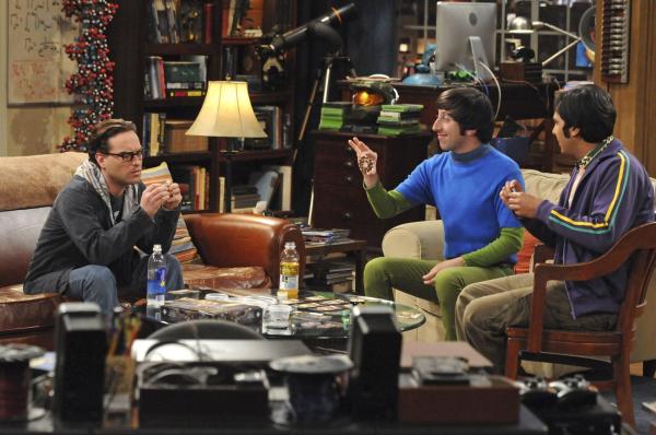Bild 1 von 22: Howard (Simon Helberg, M.) hat aufregende Neuigkeiten für seine Freunde Sheldon, Raj (Kunal Nayyar, r.) und Leonard (Johnny Galecki, l.) ...