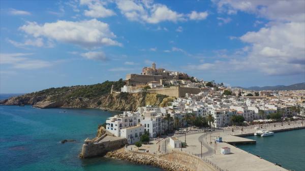 Bild 1 von 4: Eivissa, die Hauptstadt Ibizas.