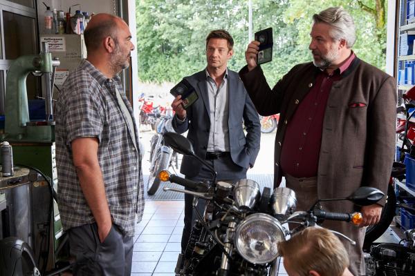 Bild 1 von 6: Die Kommissare Hansen (Igor Jefti?, M.) und Stadler (Dieter Fischer, r.) befragen den Besitzer einer Motorradwerkstatt, Bernhard \