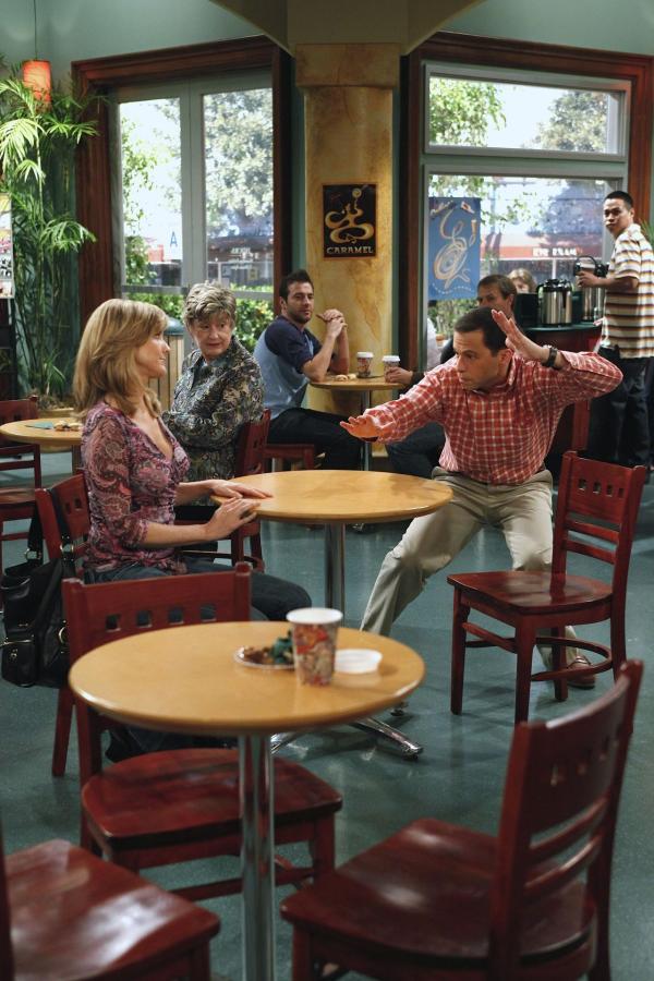 Bild 1 von 11: Lyndsey Makelroy (Courtney Thorne-Smith, l.); Alan Harper (Jon Cryer, r.)