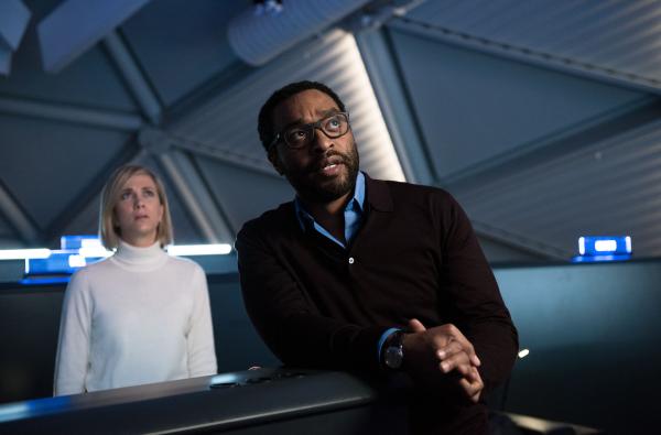 Bild 1 von 10: Annie Montrose (Kristin Wiig), NASA?s media relations director, and NASA?s Director of Mars missions, Dr. Vincent Kapoor (Chiwetel Ejiofor), do everything they can to bring home an astronaut stranded on Mars, in THE MARTIAN.