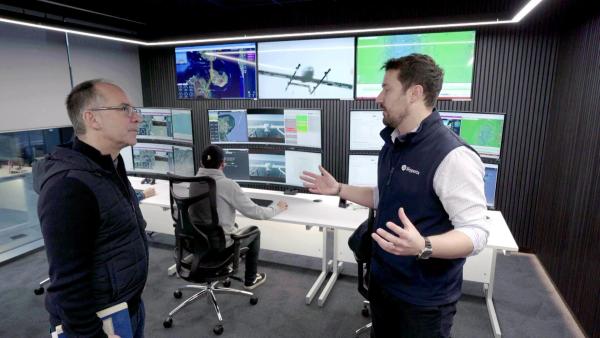 Bild 1 von 1: Im Bild: Jörg Winter schaut sich in London in der Zentrale der ersten Drohnen-Airline um.