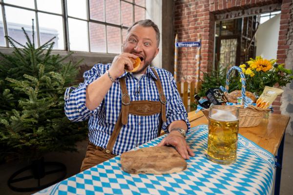 Bild 1 von 4: Sebastian Lege deckt die Tricks der Lebensmittelindustrie auf. Er zeigt, wie Leberkäse, Multivitamingetränke oder Senf günstig hergestellt werden.