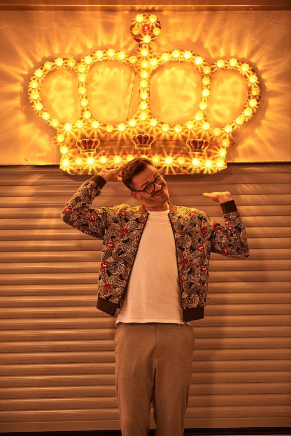 Bild 1 von 13: Der beliebte Comedian Martin Frank verbindet Gegensätze: den niederbayerischen Bauernhof mit der Late Night Show oder Comedy mit Opernklängen. Deshalb weiß er auch mit unterschiedlichen Befindlichkeiten in Stadt und Land umzugehen. Das Patriachat im Hühnerstall, die Rettung der Pinguine oder Hotel-Lichtschalter, die ihn in den Wahnsinn treiben. Mit seinem neuen Bühnenprogramm \