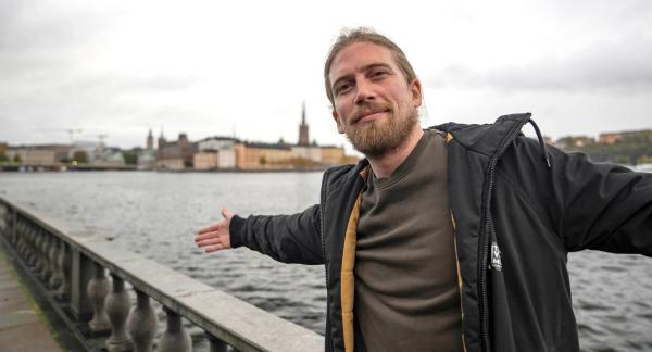 Bild 1 von 2: Valentin Rahmel alias Sarazar begibt sich mit seinen beiden Kumpels Benni und Max auf ein weiteres Roadtrip-Abenteuer. Sie reisen in Schweden von Stockholm bis zu den Nordlichtern nach Kiruna. - Sarazar in Stockholm.