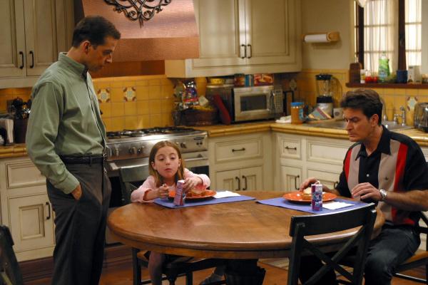 Bild 1 von 17: Nach und nach berichtet Frankie von ihren Schwierigkeiten, so dass Alan (Jon Cryer, l.) ihr gegen Charlies (Charlie Sheen, r.) Rat anbietet, mit ihrer kleinen Tochter Joanie (Juliette Goglia, M.) bei ihnen zu wohnen ...