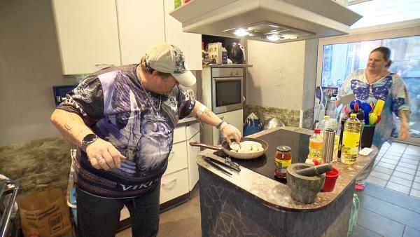 Bild 1 von 3: In Gelsenkirchen-Ückendorf bereitet Willy (62) alles für das letzte gemeinsame Abendessen mit seiner Frau Tanja (45) vor, bevor sie in die Klinik muss.