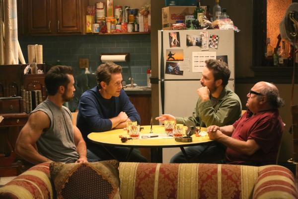 Bild 1 von 8: (v.l.n.r.) Mac (Rob McElhenney); Dennis Reynolds (Glenn Howerton); Charlie Kelly (Charlie Day); Frank Reynolds (Danny DeVito)