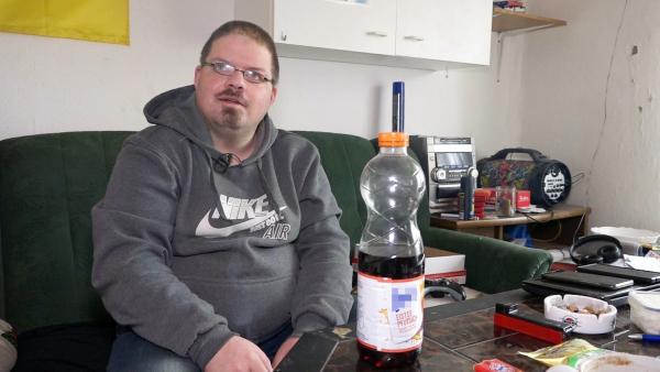 Bild 1 von 3: Der 34-jährige Peter hat Schulden bei den Stadtwerken - nun wurde ihm der Strom abgestellt..