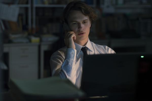 Bild 1 von 8: Jake Adelstein (Ansel Elgort)