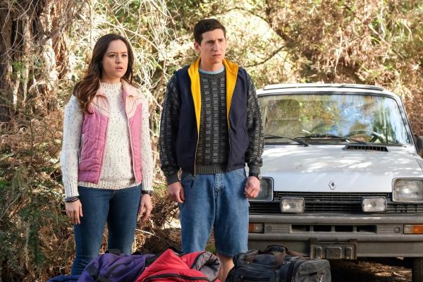 Bild 1 von 13: Im Bild: Hayley Orrantia (Erica Goldberg), Sam Lerner (Geoff Schwartz).