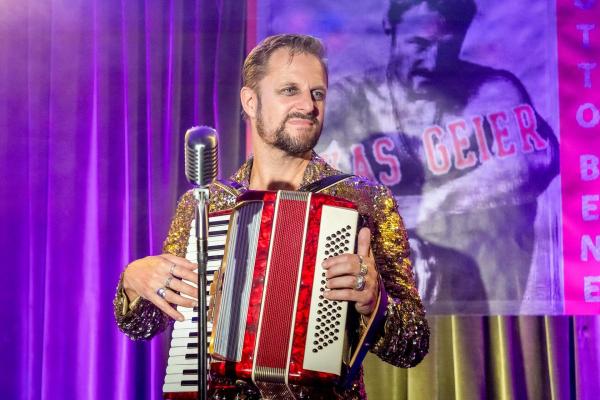 Bild 1 von 26: Im Bild: Philipp Hochmair (Lukas Geier).