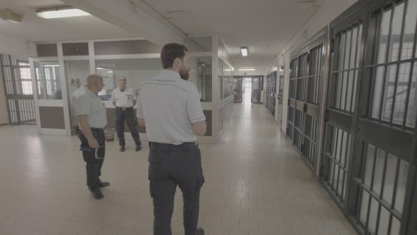 Bild 1 von 10: Im Falle einer Revolte dürfen die Beamten auch einen Knüppel einsetzen.