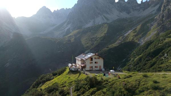 Bild 1 von 16: Im Bild: Steinseehu¨tte.