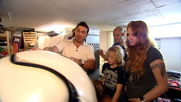 Bild 1 von 5: S05E01: Die Liesenbergs zogen in einen kleineren Neubau, der nun Platzprobleme verursacht. Utes Sammelleidenschaft hat den Keller in Chaos gestürzt. Nun sollen die Schätze entrümpelt werden, um Platz für Utes Piercing-Zubehör zu schaffen.