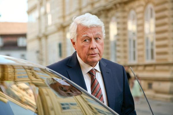 Bild 1 von 28: Im Bild: Peter Weck (Dr. Richard Burger).