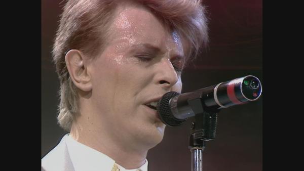 Bild 1 von 17: Im Bild: David Bowie beim Live Aid Konzert am 13. Juli 1985 im Wembley Stadion.