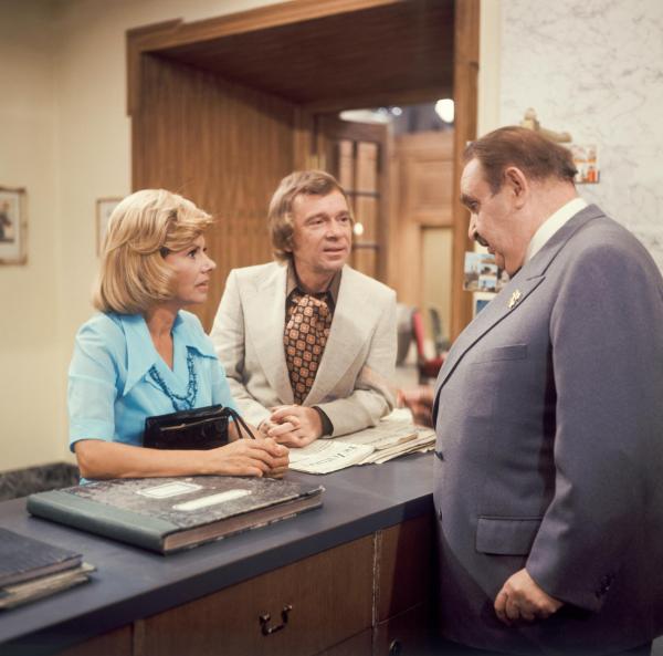 Bild 1 von 8: Im Bild: Elfriede Ott (Resi Huber), Ossy Kolmann (Maler Kerzl), Fritz Eckhardt (Oswald Huber).