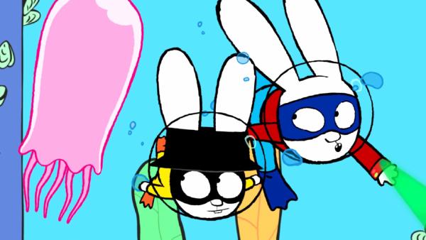 Bild 1 von 1: Um die Heiz-Maschine von Professor Wolf zu stoppen, müssen Captain Hase (l.) und Superhase (r.) durch die Quallen hindurchschwimmen, um den Knopf zu bergen, mit dem man die Maschine abstellen kann.