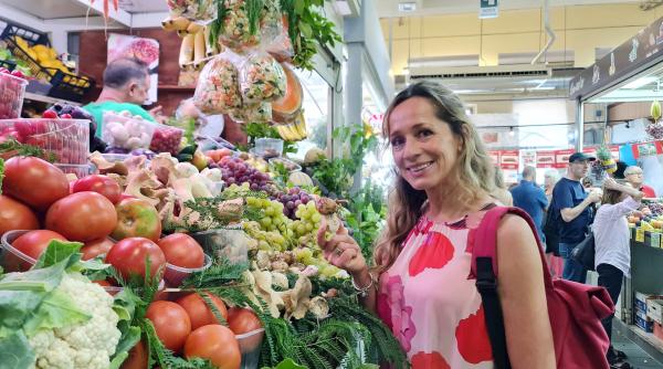 Bild 1 von 4: Moderatorin Tamina Kallert besucht den Markt von San Benedetto in Cagliari.