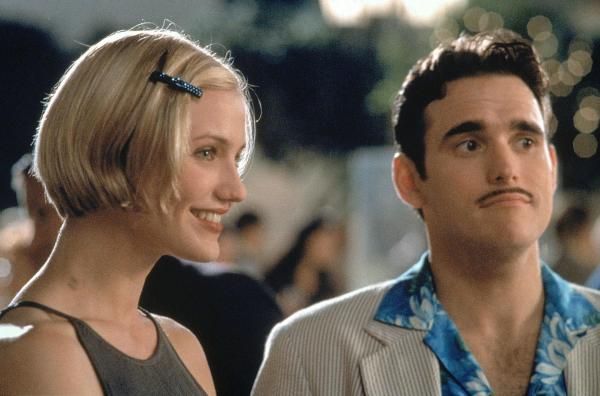 Bild 1 von 14: Eigentlich sollte Privatdetektiv Pat Haley (Matt Dillon, r.) die schöne Mary (Cameron Diaz, l.) für den tapsigen Ted ausfindig machen. Doch dann wird er zu einem bitteren Rivalen seines Auftraggebers um die Gunst der Blondine ...