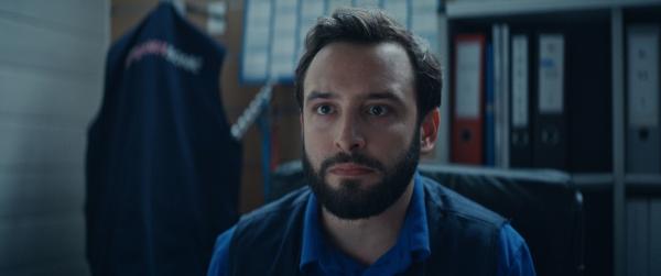 Bild 1 von 6: Christophe (Julien Pestel) feuert Lola Bouvier (Chloé Jouannet). Sie überschüttet ihn daraufhin mit Beleidigungen.