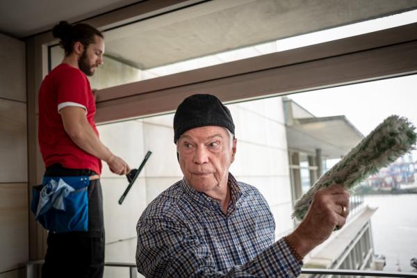 Bild 1 von 12: Mit einem Trick schafft es Wilfried Stegner (Jochen Busse, r.) sich vor den Polizisten zu verstecken.