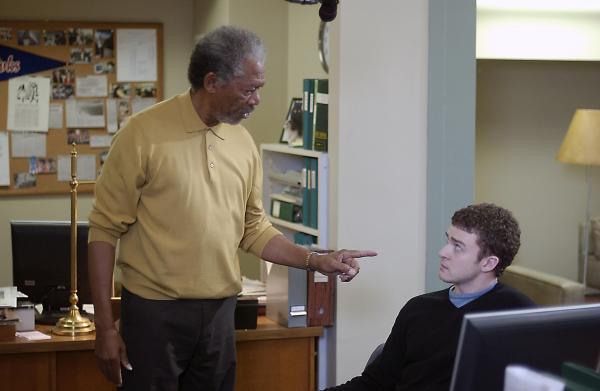 Bild 1 von 9: Moses Ashford (Morgan Freeman, l.); Josh Pollack (Justin Timberlake, r.)