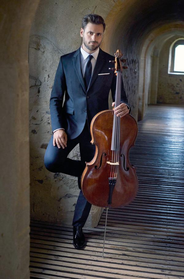 Bild 1 von 2: Bekannt als ?Romantik-Rebell? am Cello begeistert HAUSER sein Publikum mit einem stilistischen Brückenschlag zwischen Klassik, Pop und Filmmusik.