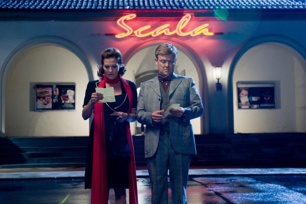 Bild 1 von 12: Die strenge Internatslehrerin Frau Mägerlein (Suzanne von Borsody) und Mister Hugh Gordon (Justus von Dohnányi), der Klassenlehrer der englischen Gastschüler, können es nicht fassen. Mit aller Raffinesse sind sie von ihren Schützlingen für einen Kinobesuch verkuppelt worden.