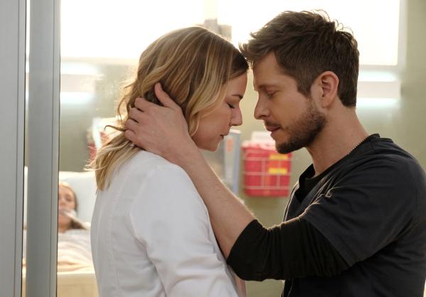 Bild 1 von 17: Nicolette Nevin (Emily VanCamp, l.); Dr. Conrad Hawkins (Matt Czuchry, r.)