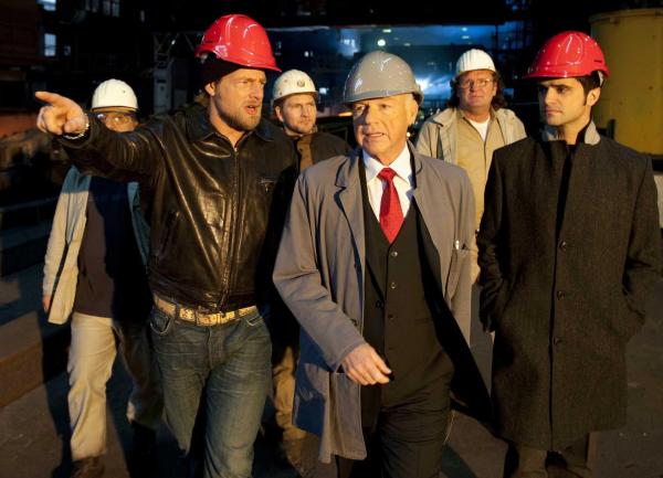 Bild 1 von 20: Schon bald erfahren Mick (Henning Baum, l.) und Andreas (Maximilian Grill, r.), dass die ermordete Journalistin erst kürzlich über den Industriellen Berthold von Baranki (Dietrich Hollinderbäumer, M.) eine pikante Enthüllungsstorys veröffentlicht hat. Grund genug für einen Mord?